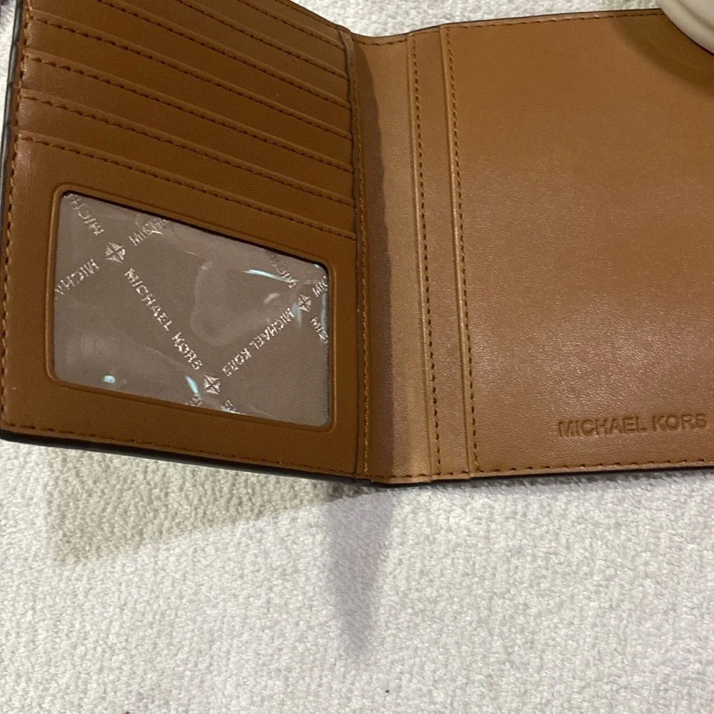 Michael Kors Jet Set Passport/Card Holder/Wallet - Picture 3 of 8